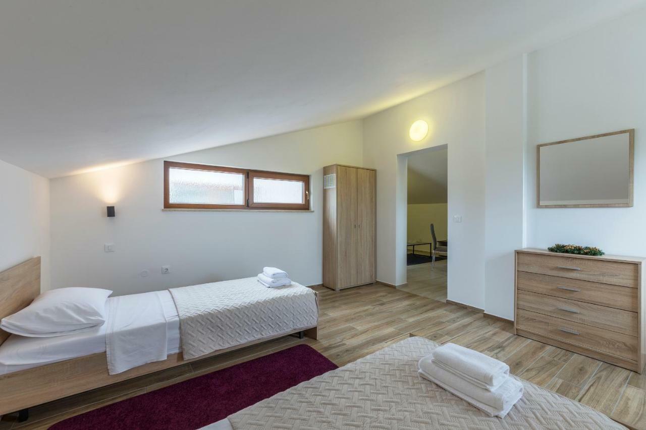 Apartmani Suzi Pola Esterno foto