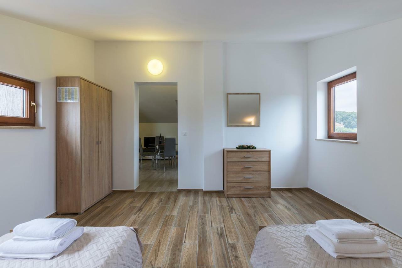 Apartmani Suzi Pola Esterno foto