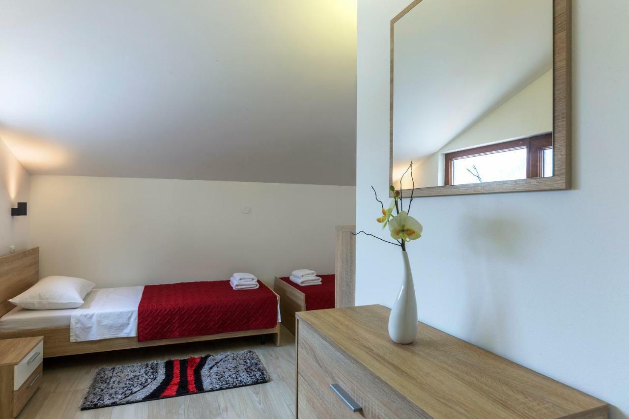 Apartmani Suzi Pola Esterno foto